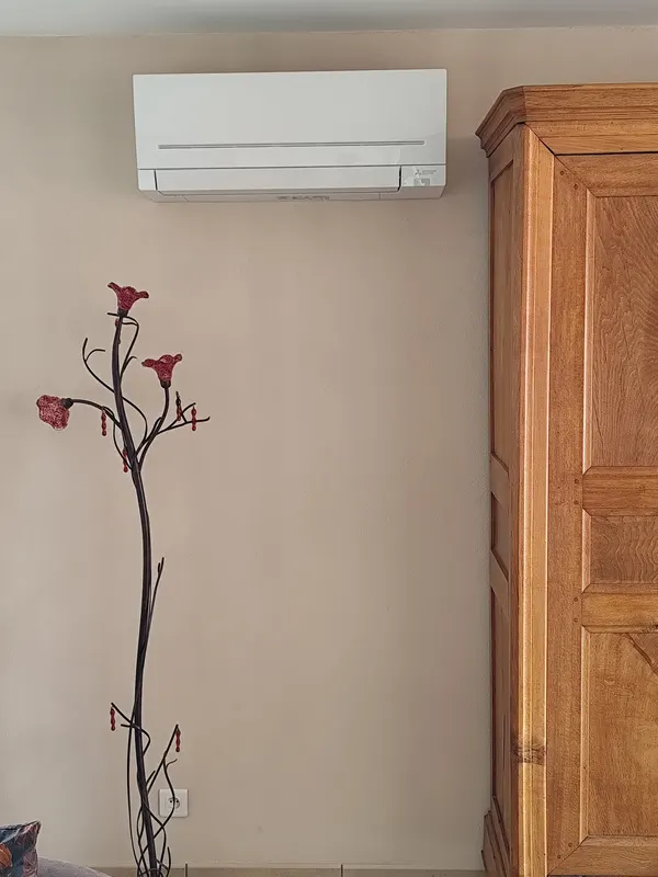 Unité intérieure de climatisation réversible dans le séjour d'une maison à Saint-Apollinaire