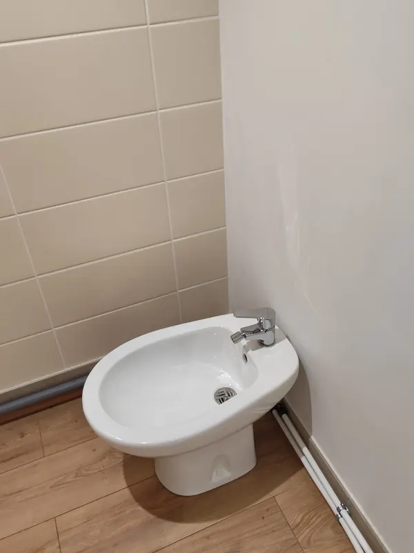 Bidet neuf posé lors de la création d'une salle de bain à Dijon