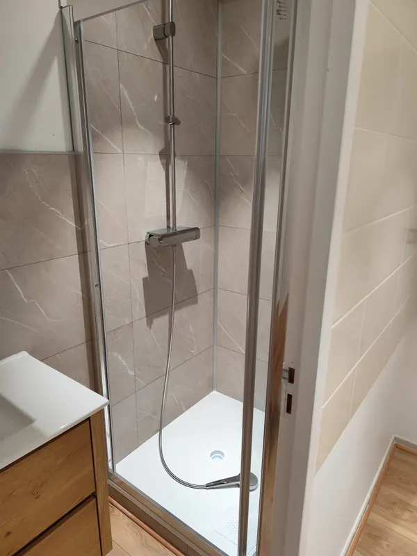 Douche avec carrelage effet marbre, salle de bain créée dans un espace professionnel à Dijon
