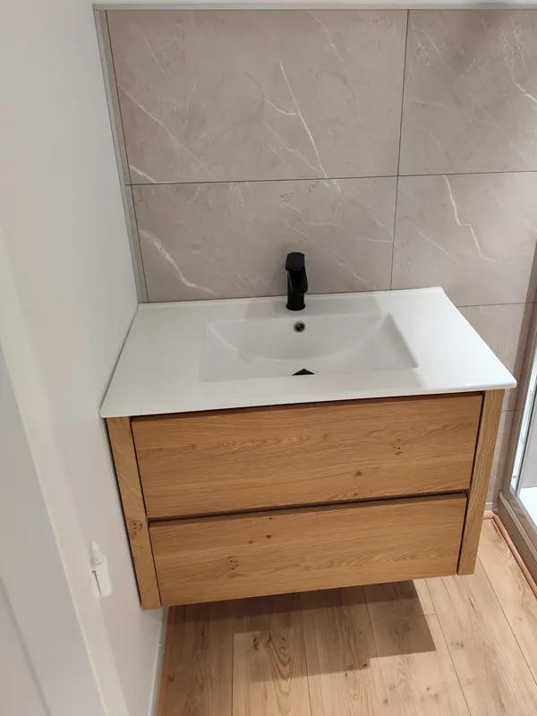 Meuble vasque en bois et carrelage effet marbre, salle de bain créée à Dijon