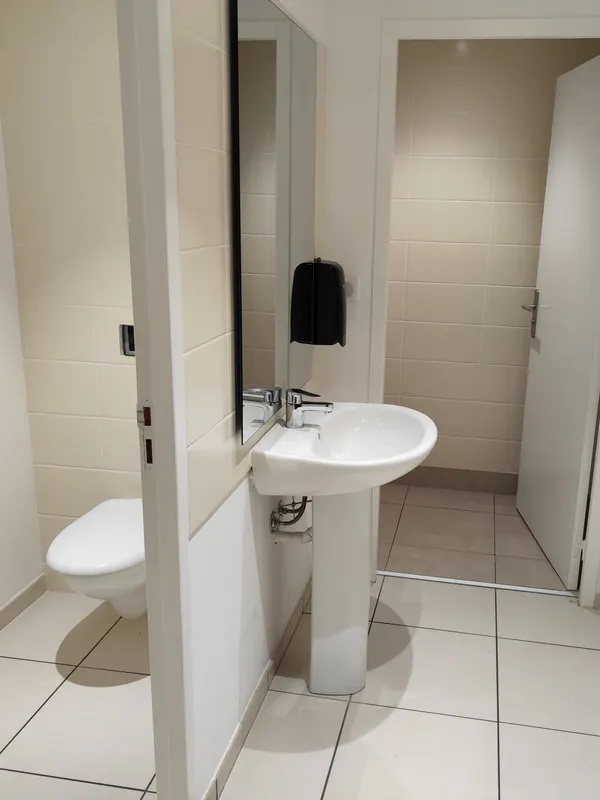 Vue d'ensemble des sanitaires avant travaux, espace professionnel à Dijon