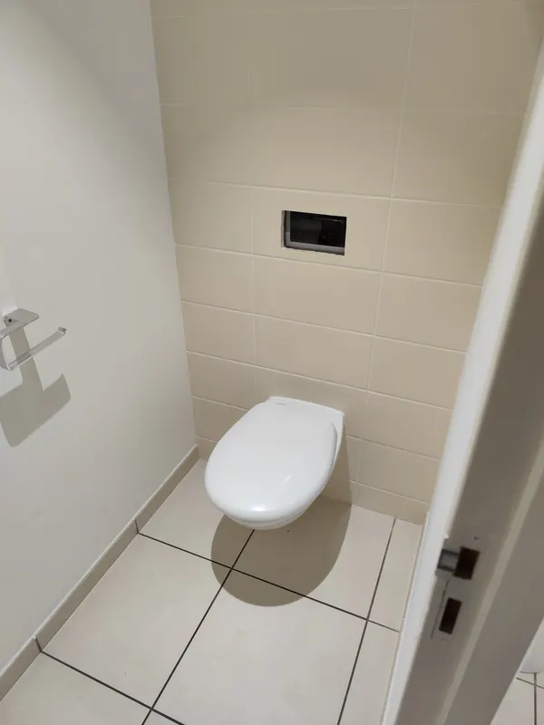 Toilettes d'origine avant création d'une salle de bain dans un espace professionnel à Dijon