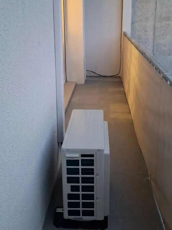 Groupe extérieur de pompe à chaleur air-air posé sur le balcon d'un appartement à Dijon