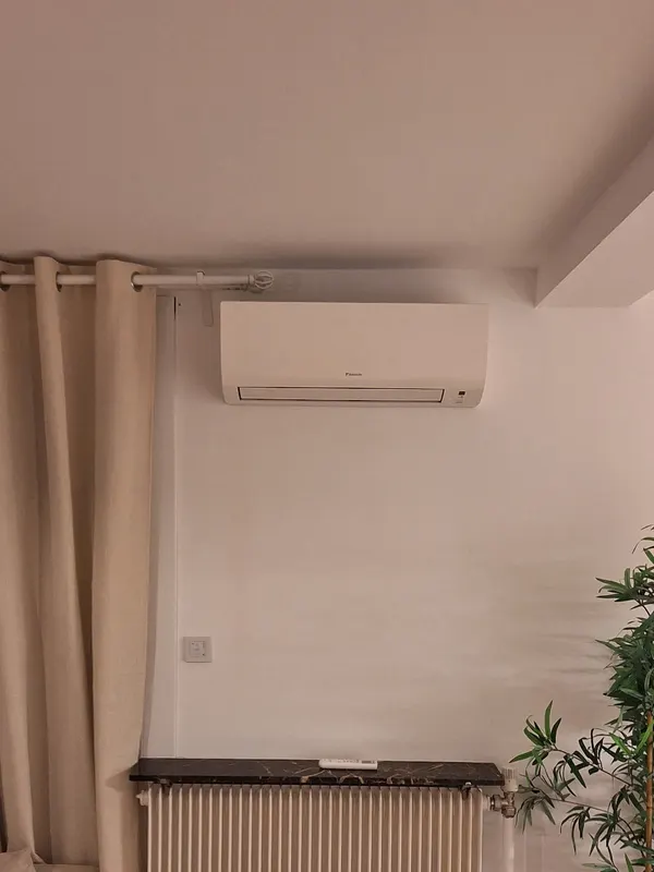 Climatisation réversible murale installée dans le séjour d'un appartement à Dijon