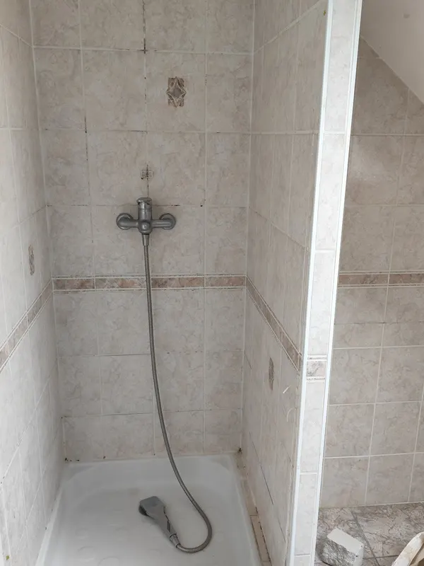 Ancienne douche carrelée avant rénovation de la salle de bain à Saint-Apollinaire