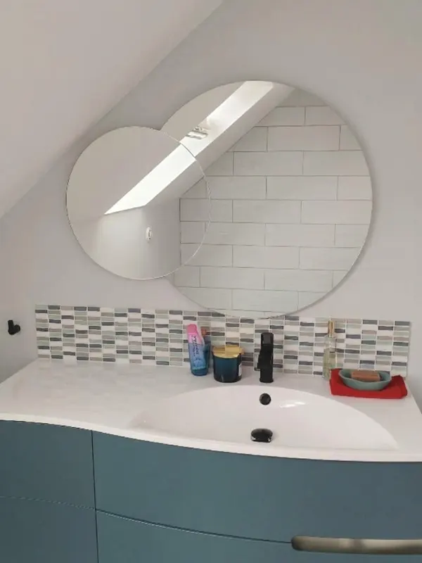 Nouveau meuble vasque bleu et crédence en mosaïque, salle de bain rénovée à Saint-Apollinaire