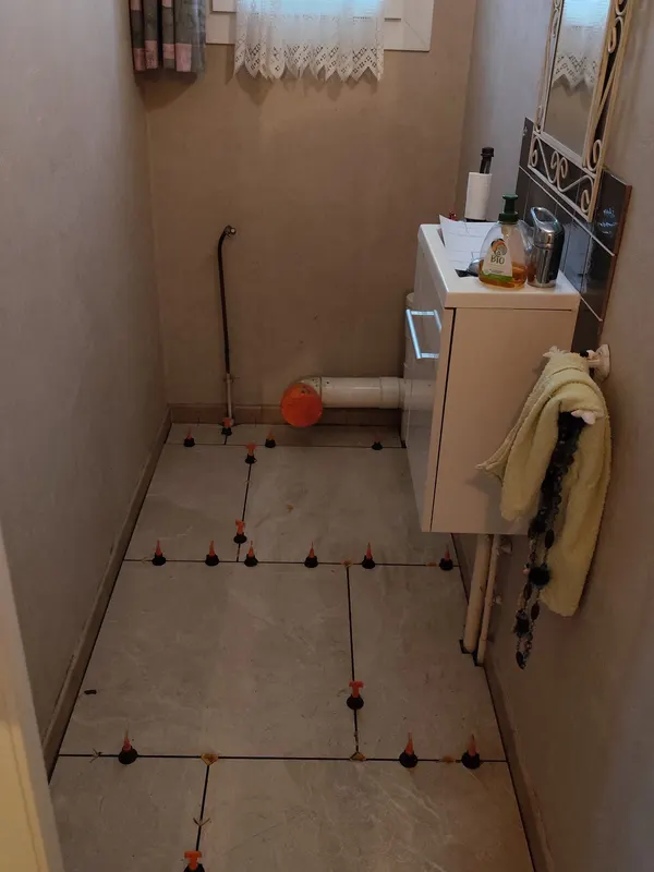 Toilettes avant travaux, évacuation et alimentation en attente, maison à Saint-Apollinaire